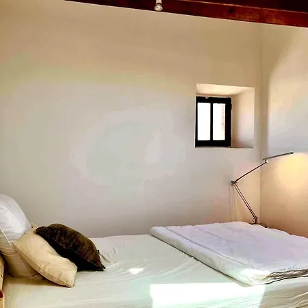 A 5 Min Des Halls Apartment *