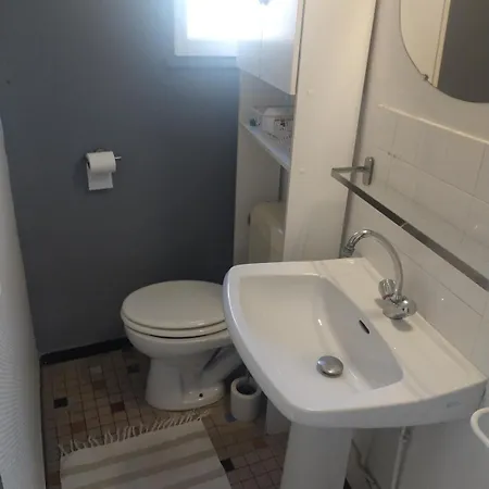 A 5 Min Des Halls Apartment *