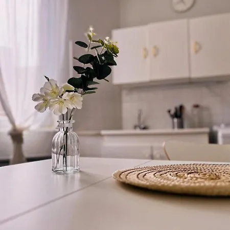 A 5 Min Des Halls Apartment *