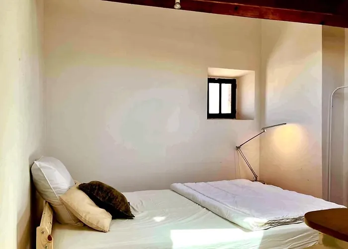 A 5 Min Des Halls Apartment *