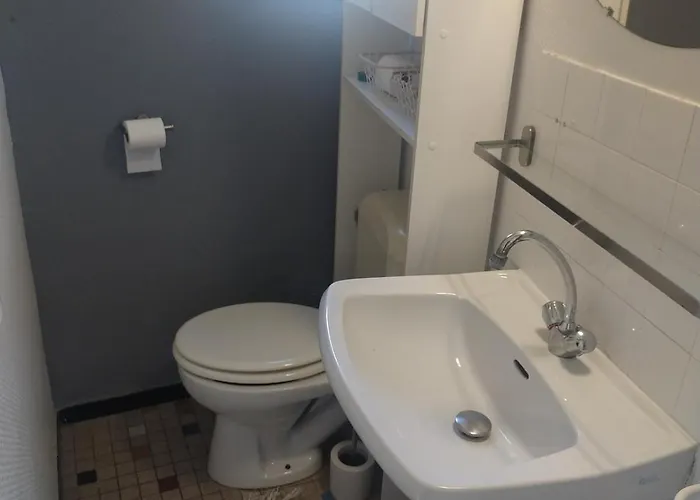 A 5 Min Des Halls Apartment *