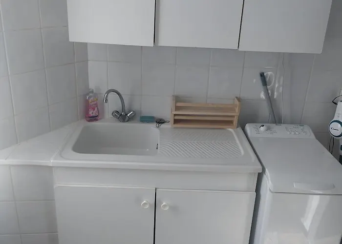 A 5 Min Des Halls Apartment *