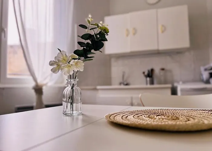 A 5 Min Des Halls Apartment *